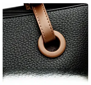 Détail de la poignée renforcée avec surpiqûres sur cabas en cuir grainé noir