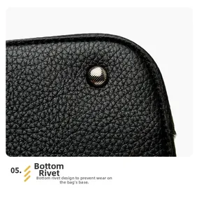 Détail du fond du sac cabas avec rivets argentés et texture de cuir grainé noir