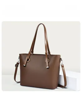 Détail du sac cabas marron foncé à texture litchi avec bandoulière amovible et anses