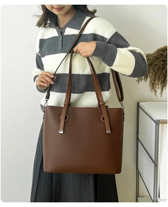 Détails du cabas en cuir grainé avec bandoulière réglable et poignées doubles