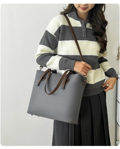 Détail du sac cabas gris avec texture litchi et anses marron pour un style quotidien