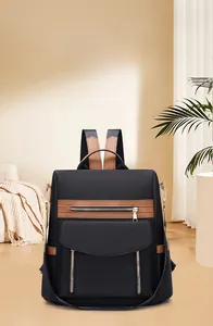 Detailansicht der praktischen Mehrfachtaschen und Diebstahlschutzfunktion des schwarzen Rucksacks