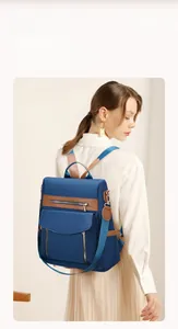 Detailansicht des wasserfesten Oxford-Rucksacks im blau-braunen Kontrast-Design