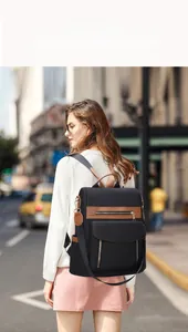 Detail eines wasserdichten Oxford-Rucksacks mit Diebstahlschutz und Lederbesatz