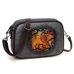 Sac Boston vintage avec relief éléphant coloré et texture de cuir litchi élégante