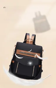 Leichter schwarzer Oxford-Rucksack mit braunem Lederbesatz und goldenen Reißverschlüssen