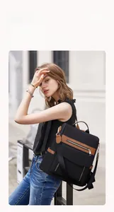 Detail eines schwarzen Oxford-Rucksacks mit braunem Lederbesatz und Diebstahlschutz