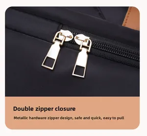 Detail eines Oxford-Stoff Rucksacks mit hochwertigen goldenen Doppel-Metallreißverschlüssen