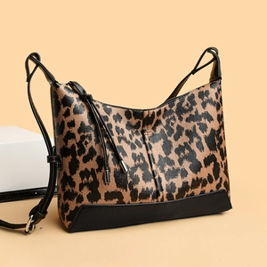 Borsa a tracolla leopardata con finiture in pelle nera e tracolla regolabile per donna