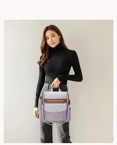 Detailansicht lila Oxford-Rucksack mit braunem Lederbesatz und praktischem Design