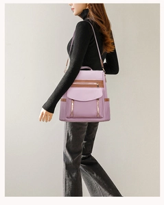 Detail-Seitenansicht des lila Oxford-Stoff-Rucksacks mit Lederakzenten an einem Model