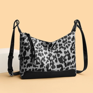 Borsa hobo a tracolla con stampa leopardata, dettagli in pelle nera e cerniera con frange