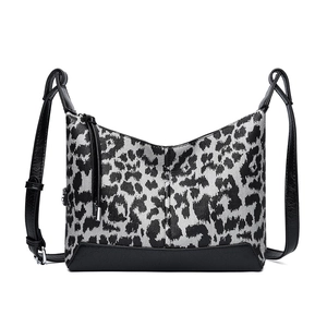 Borsa a tracolla leopardata con finiture in ecopelle nera e dettaglio di nappa lunga