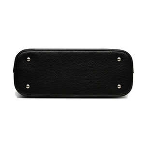 Vue du fond du sac cabas en cuir grainé noir avec quatre pieds de protection métalliques