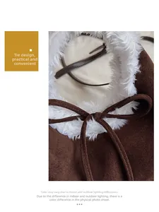Détail du sac en daim marron avec garniture en fourrure blanche et nœud coulissant