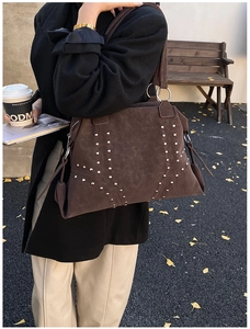 Détail du sac cabas vintage à rivets en daim marron foncé pour femme chic