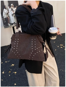 Détails du sac fourre-tout en daim marron foncé avec clous argentés et anneau métallique