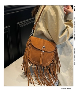 Détail du sac besace bohème en suédine marron avec franges et coutures tressées