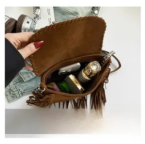 Vue intérieure montrant la capacité de rangement du sac à bandoulière bohème à franges