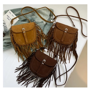 Vue détaillée de trois sacs à franges en daim bohème en jaune, marron et café foncé