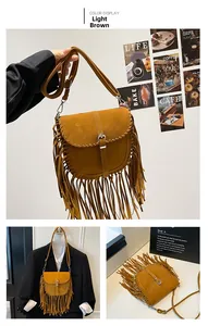 Détail du sac besace en daim marron clair avec franges et finitions tressées
