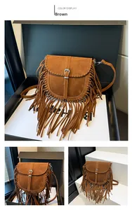 Détails du sac besace en daim marron avec de longues franges au style bohème chic