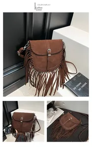 Détail du sac bandoulière en daim marron café avec franges rétro et rabat aimanté
