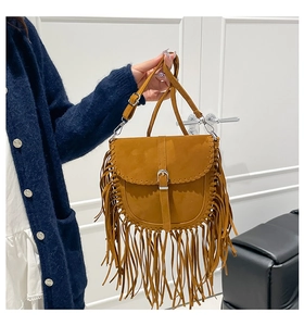 Détail du sac besace en daim marron avec longues franges et boucle métallique argentée