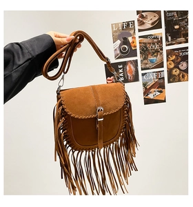 Détails de la besace bohème en daim marron avec de longues franges et bords tissés