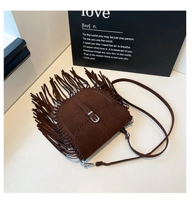 Détail du sac à bandoulière bohème en daim marron foncé avec franges et boucle