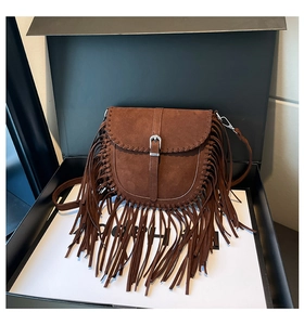 Vue détaillée du sac besace en daim marron avec de longues franges et des coutures