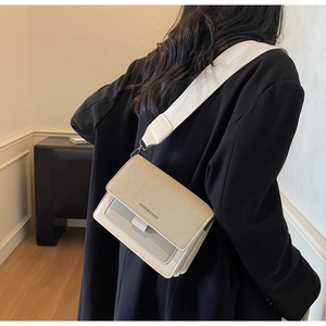 Dettaglio borsa a tracolla bicolore con tracolla larga e scritta Fashion & Bags