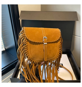 Détail du sac besace bohème avec de longues franges et coutures tressées en boîte