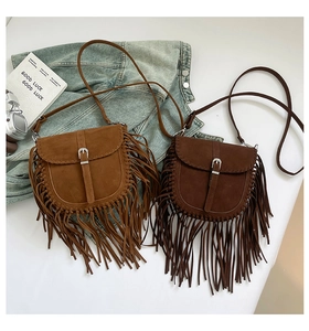 Vue détaillée de deux sacs de selle en similicuir bohème avec franges et boucles argent