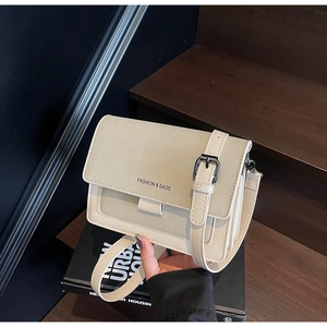 Dettaglio della borsa a tracolla beige con stampa FASHION & BAGS e tracolla regolabile