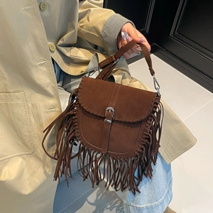 Sacoche besace bohème en daim marron foncé avec de longues franges et boucle