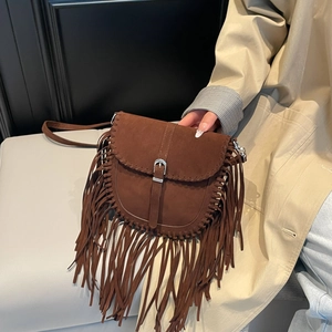 Sacoche selle marron en similicuir suédé avec longues franges et bandoulière bohème