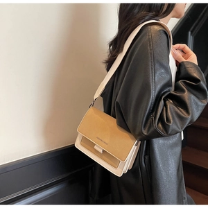 Dettaglio borsa a tracolla bicolore con tracolla larga e scritta Fashion & Bags stampata