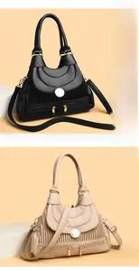 Détail de sacs à bandoulière plissés en similicuir noir et beige avec fermoirs dorés