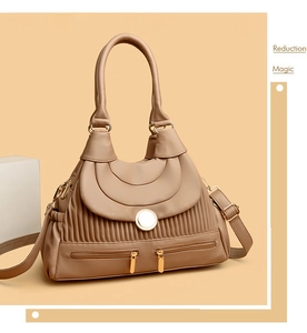 Détails d'un sac à main marron plissé avec fermetures dorées et finitions métalliques