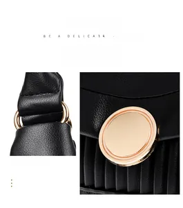 Détail du sac plissé noir élégant montrant la boucle dorée et les finitions métalliques