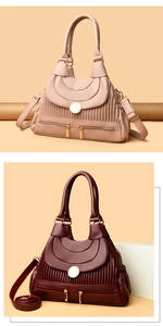 Détails de la texture plissée en cuir et boucle métallique ronde sur sacs abricot et bordeaux