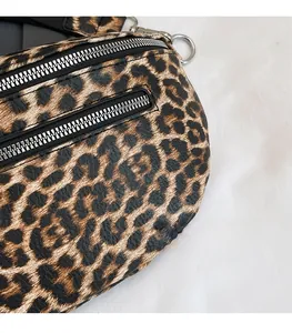 Detail der Bauchtasche mit Leopardenmuster, strukturiertem PU-Leder und Silberzippern