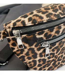 Detail der Brusttasche mit Leopardenmuster, Textur und doppelten silbernen Reißverschlüssen