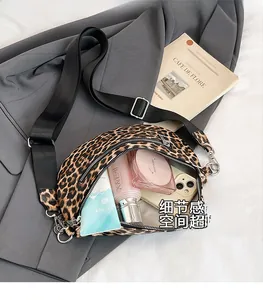 Innenansicht der halbmondförmigen Tasche mit Leopardenmuster und Platz für Alltagsgegenstände