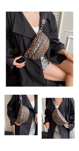 Detail der Crossbody-Bauchtasche mit Leopardenmuster, Doppelreißverschluss und schwarzem Gurt