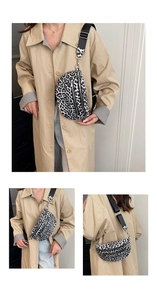 Detail der Bauchtasche mit Leopardenmuster, Doppelreißverschluss und schickem Umhängeriemen