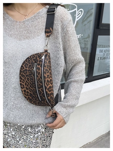 Detail der Leopard-Brusttasche mit silbernen Reißverschlüssen und Nylon-Schultergurt
