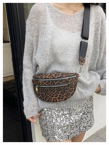 Detail der Crossbody-Tasche mit Leopardenmuster, Silber-Zippern und schwarzem Gurt