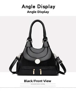Gros plan du sac bandoulière noir avec plis, boucle ronde et détails zippés